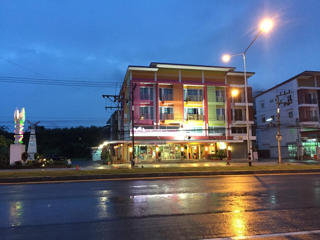 The Colorful Hotel Thung Song Exterior photo